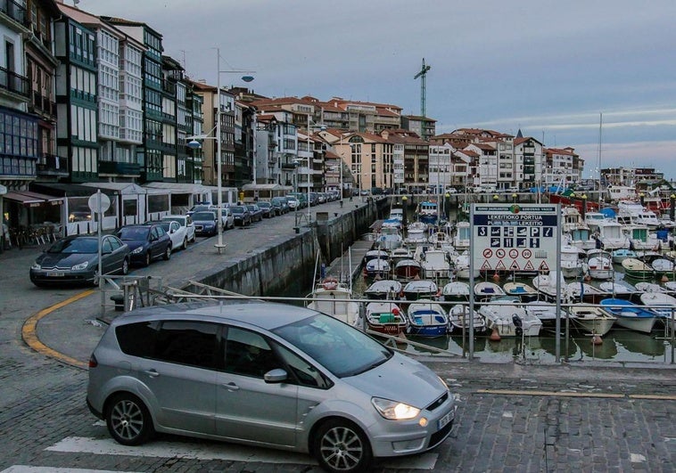 La Justicia tumba el decreto que prohíbe a los visitantes aparcar en Lekeitio en verano